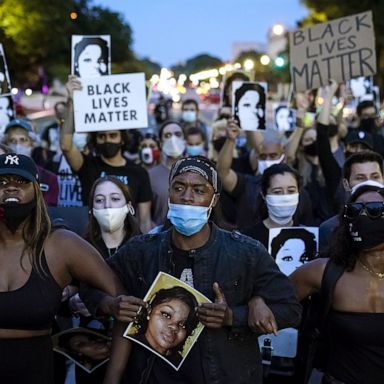 VIDEO: Breonna Taylor protests, honoring RBG, school pictures: World in Photos, Sept. 24 