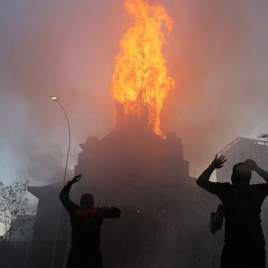 VIDEO: Chile, France and farmers: World in Photos, Oct. 19