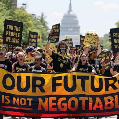 VIDEO: Climate march, Pacific Northwest heat wave and Paddy Day: World in Photos, June 30