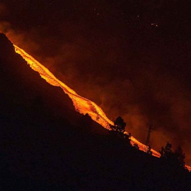 VIDEO: Cumbre Vieja volcano, Migrants, Windy Fire: Week in Photos