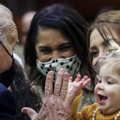 VIDEO: Biden, leopard cub and migrants: World in Photos, Nov. 23