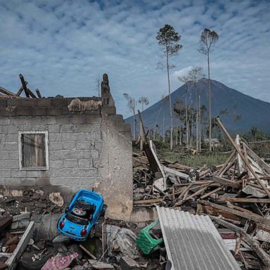 VIDEO: Mount Semeru erupts, Meek’s funeral and Merkel departs: World in Photos, Dec. 8