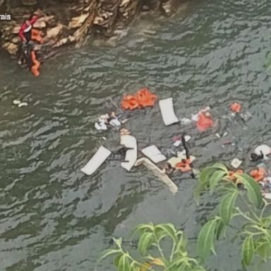 A cliff collapsed and fell onto at least three tourist boats at Lake Furnas.