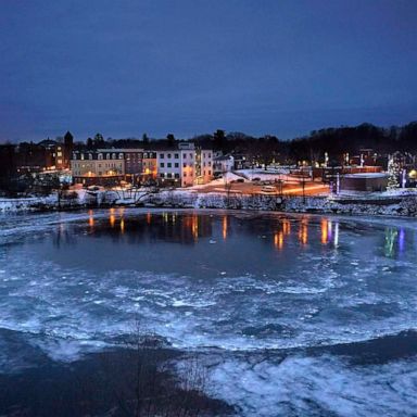 VIDEO: A spinning ice disk, grocery workers strike, Brazil floods: World in Photos, Jan. 13