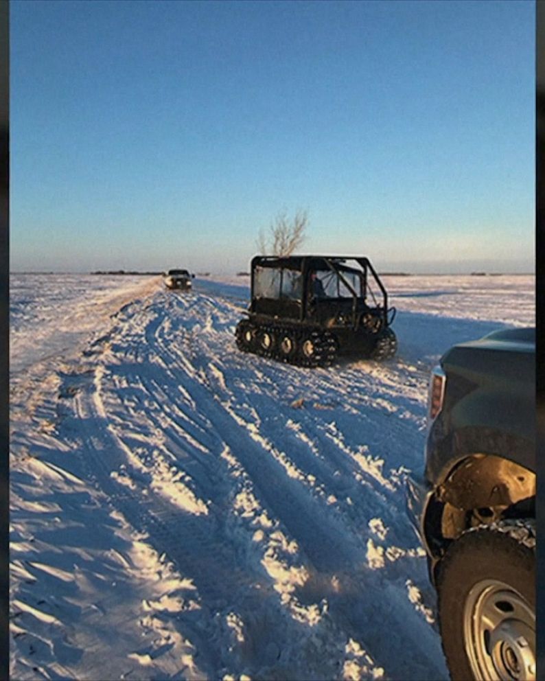 Family who died in freezing cold by US-Canada border identified - BBC News