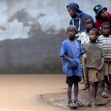 VIDEO: Batsirai cyclone, church fire, protests and Carnival: World in Photos, Feb. 7