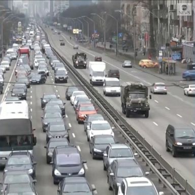 VIDEO: Ukrainians stream out of Kyiv