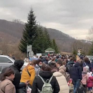 VIDEO: Refugee crisis begins as tens of thousands of Ukrainians flee west