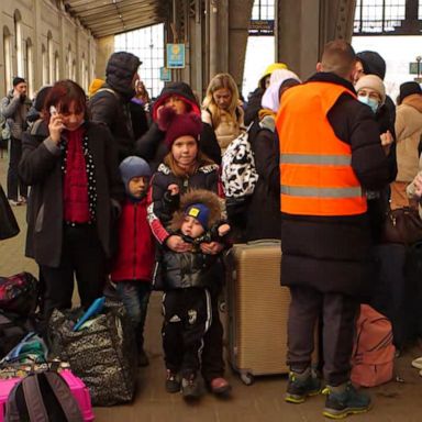 video: Over 800,000 flee Ukraine as thousands more try to leave 