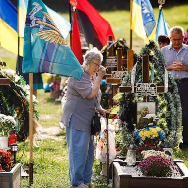 VIDEO: Ukraine war anniversary, dinosaur tracks, migrants: World in Photos, Aug. 24