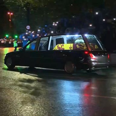 PHOTO: VIDEO: Queen Elizabeth II’s casket arrives at Buckingham Palace