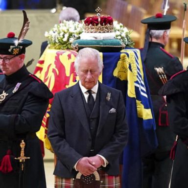 VIDEO: Queen’s coffin arrives at Buckingham Palace tonight