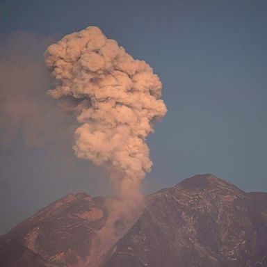 VIDEO: Volcano in Indonesia, war in Ukraine, Nutcracker in London: World in Photos, Dec. 5