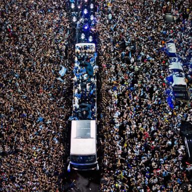 VIDEO: Argentina celebrates, migrants cross the Rio Grande, Santa in Romania: World in Photos, Dec. 20