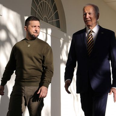 VIDEO: Zelenskyy visits Biden, migrants wait in Mexico: World in Photos, Dec. 22