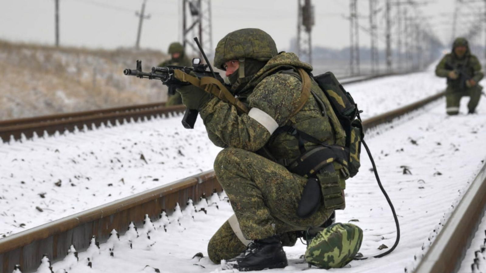 Russian forces encircle Bakhmut but Ukraine vows to not retreat