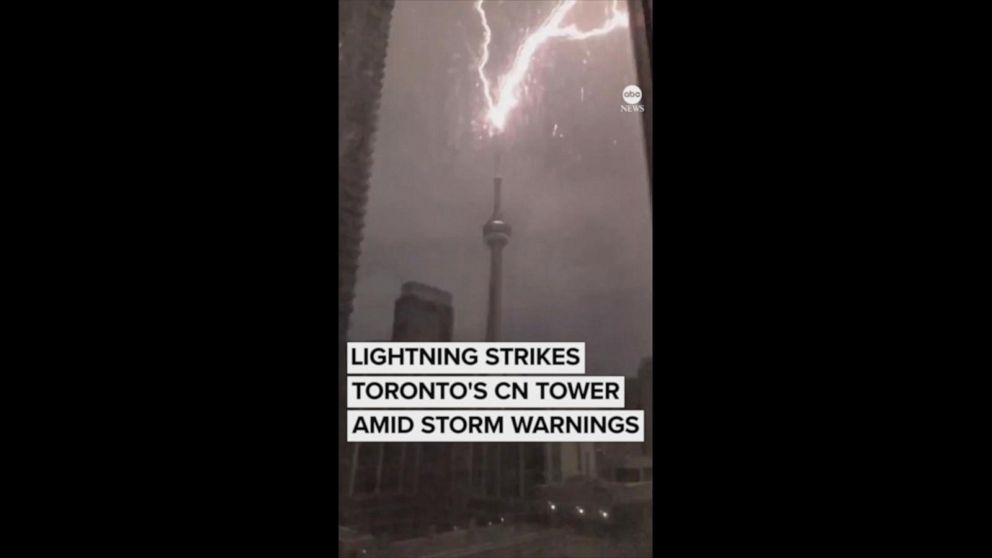 Video Lightning strikes Toronto's CN Tower amid storm warnings - ABC News