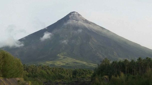 Video Mayon Volcano Eruption Wreaks Havoc On Philippine Island Could Last For Month Abc News 0060