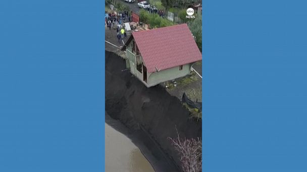 Video House on brink of collapse after heavy rainfall in Chile