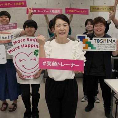 VIDEO: Tokyo smile coach teaches people how to get back their post-pandemic grins