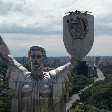 VIDEO: Ukraine removes Soviet emblem from huge statue