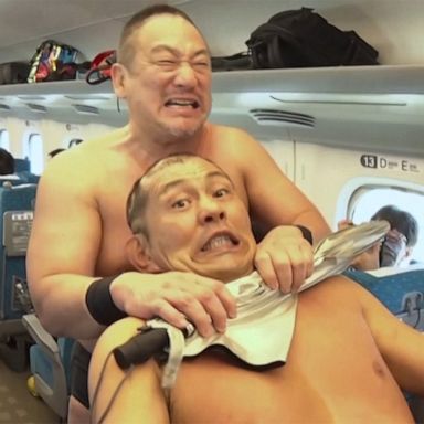 VIDEO: Japanese wrestlers battle on bullet train