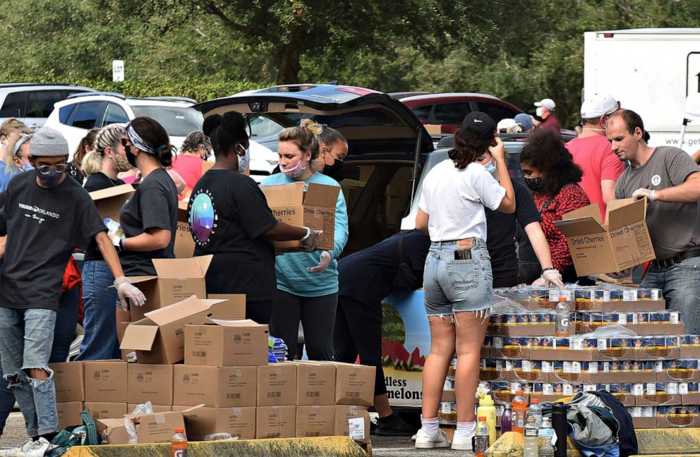 PHOTO: Volunteers distribute turkeys and other food assistance to the needy at a food distribution site at Lake-Sumter State College sponsored by the Second Harvest Food Bank of Central Florida and local churches in Clermont, Fla.