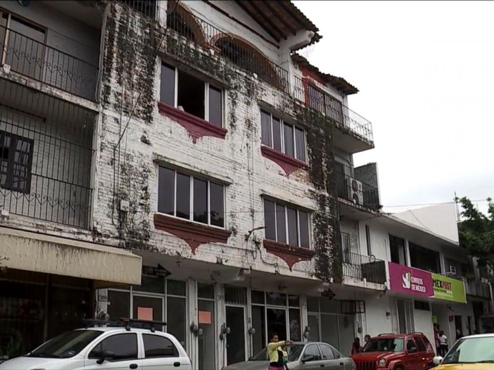 PHOTO: Ethan and Tonya Couch were seen being escorted out of this Puerto Vallarta apartment building in handcuffs on Monday Dec. 28, 2015.