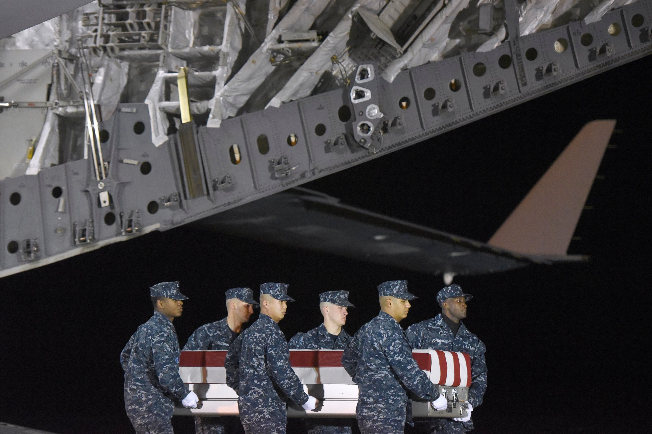 PHOTO: A Navy carry team moves a transfer case containing the remains of Senior Chief Petty Officer Scott C. Dayton at Dover Air Force Base, Delaware, Nov. 27, 2016.