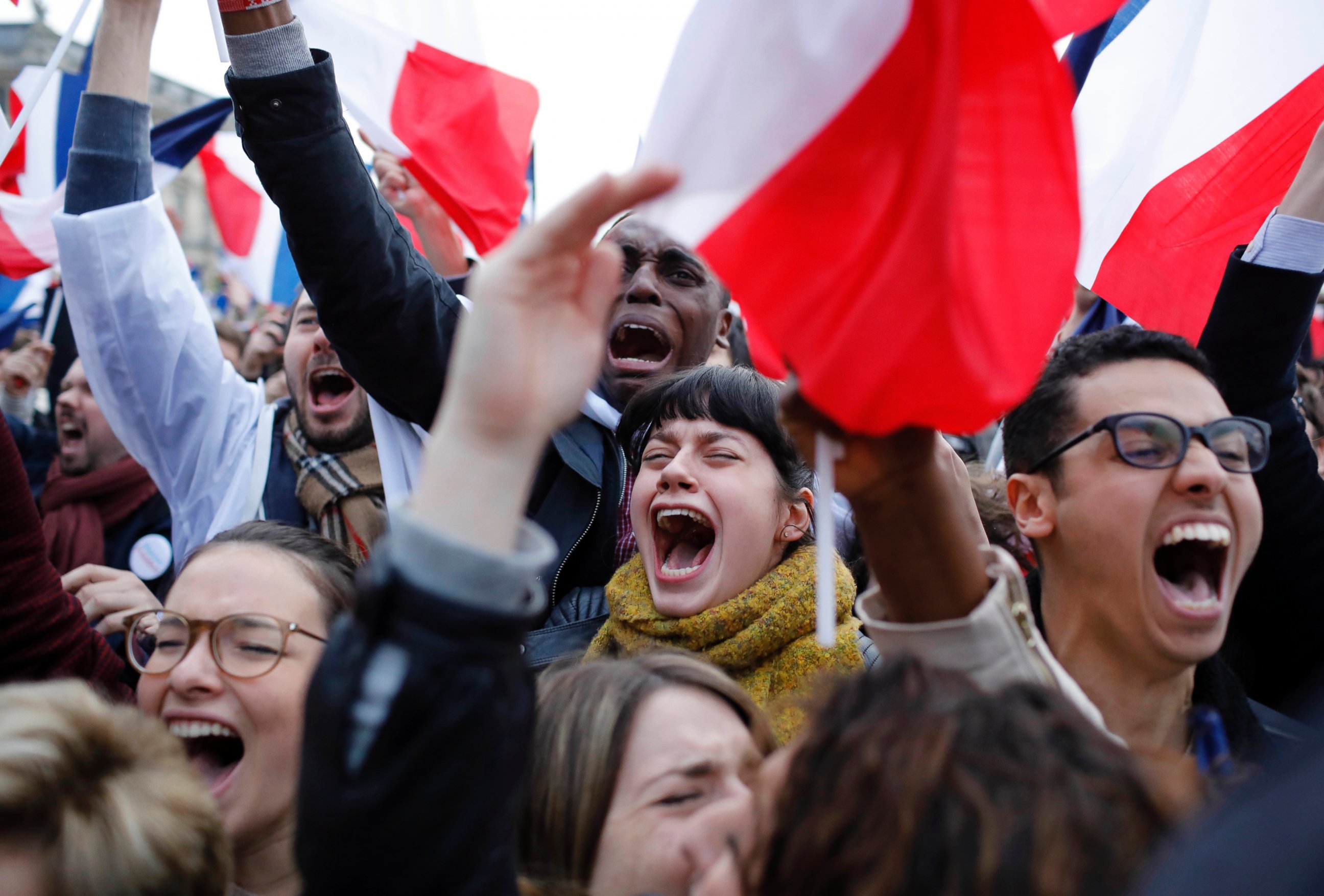 PHOTO: Supporters of French independent centrist presidential candidate, Emmanuel Macron react outside the Louvre museum in Paris, May 7, 2017. 