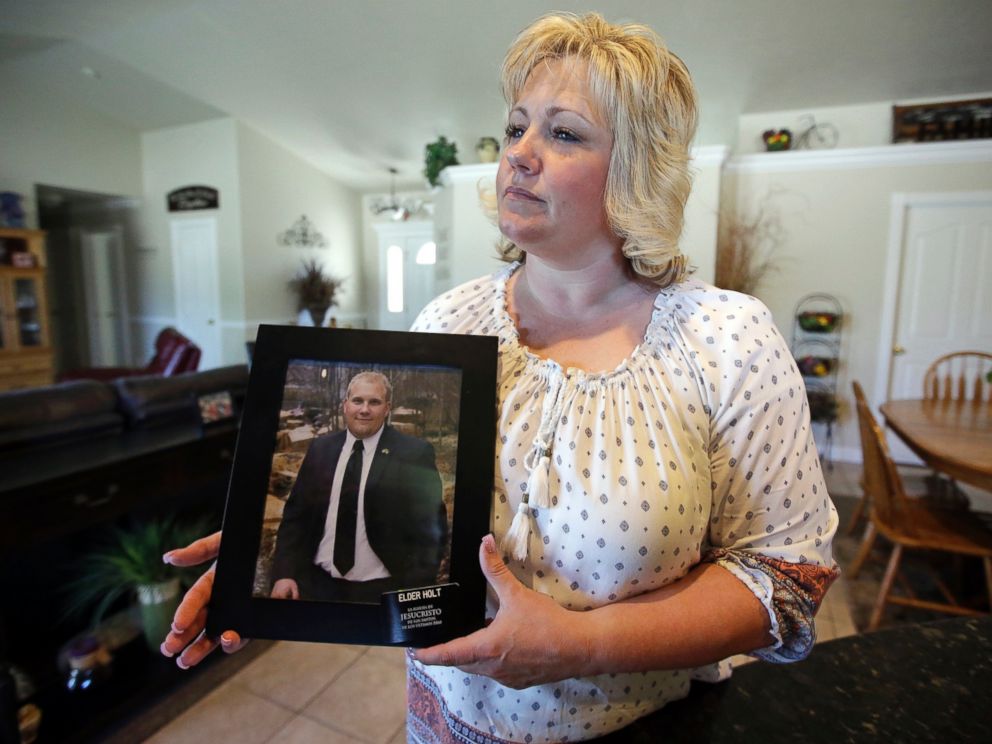 PHOTO: Laurie Holt holds a photograph of her son Joshua Holt at her home, in Riverton, Utah in this July 13, 2016 file photo. 