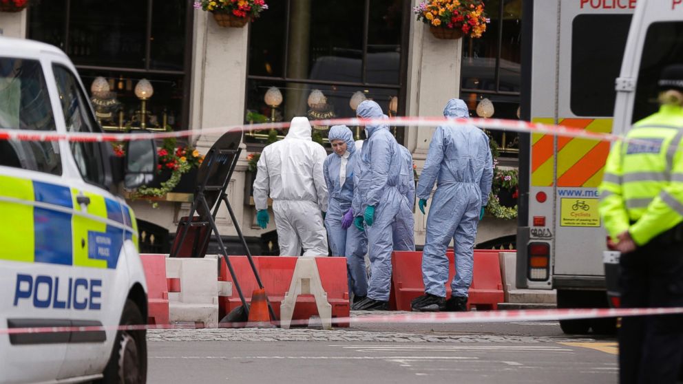 PHOTO: Forensic police investigate an area in the London Bridge area of London, June 5, 2017.