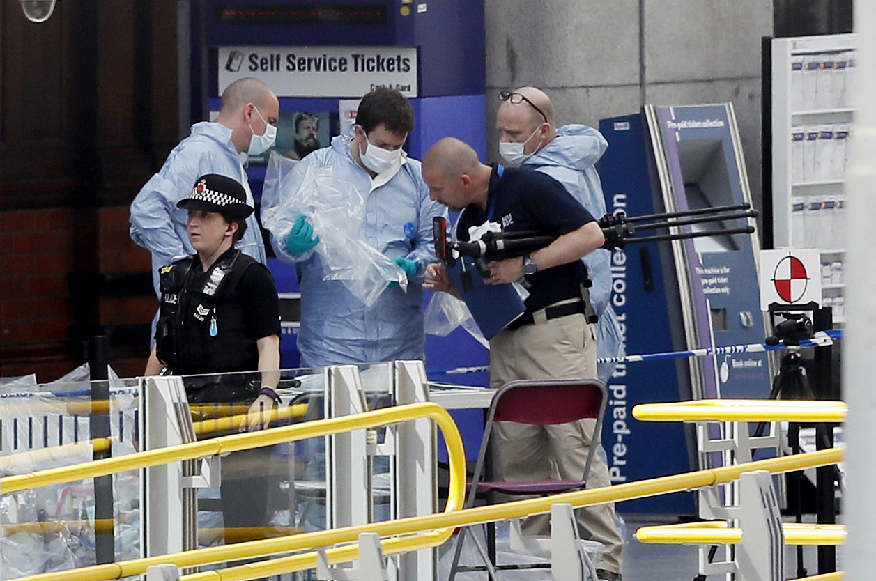 PHOTO: Forensic officers investigate the scene near the Manchester Arena in Manchester, England, May 23, 2017.