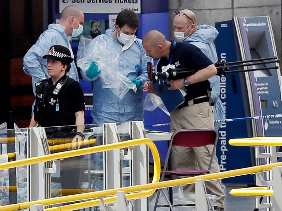 PHOTO: Forensic officers investigate the scene near the Manchester Arena in Manchester, England, May 23, 2017.