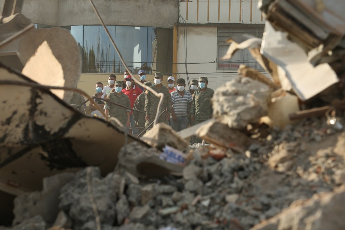 PHOTO: Rescue workers stand behind rubble after an earthquake in Portoviejo, Ecuador, April 17, 2016. Rescuers pulled survivors from the rubble Sunday after the strongest earthquake to hit Ecuador in decades.