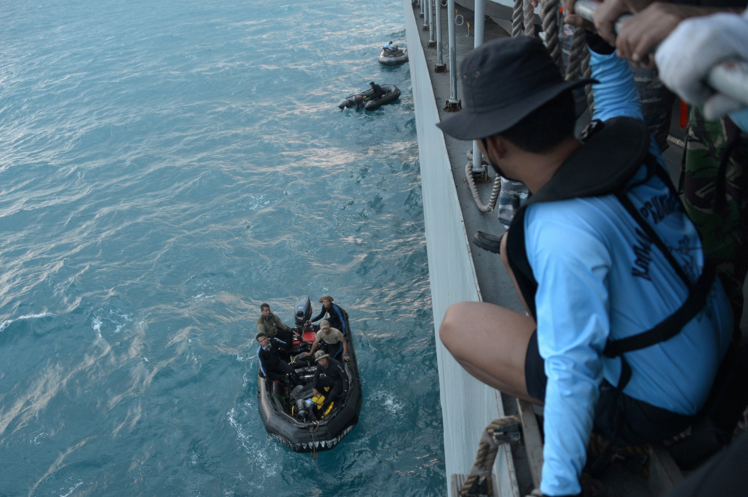 PHOTO: Indonesian navy divers prepare operations to lift the tail of AirAsia Flight 8501 in Java sea, Indonesia, Jan. 9, 2015.