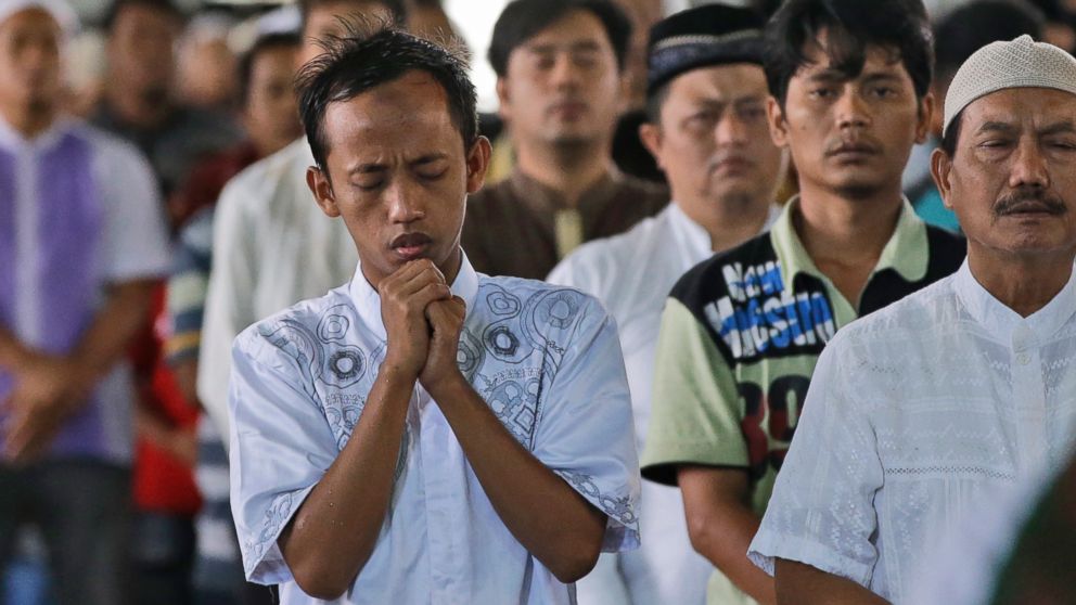 Indonesian Muslim men pray during a special prayer for the victims of AirAsia Flight 8501 at Al Akbar Mosque in Surabaya, East Java, Indonesia, Jan. 2, 2015.