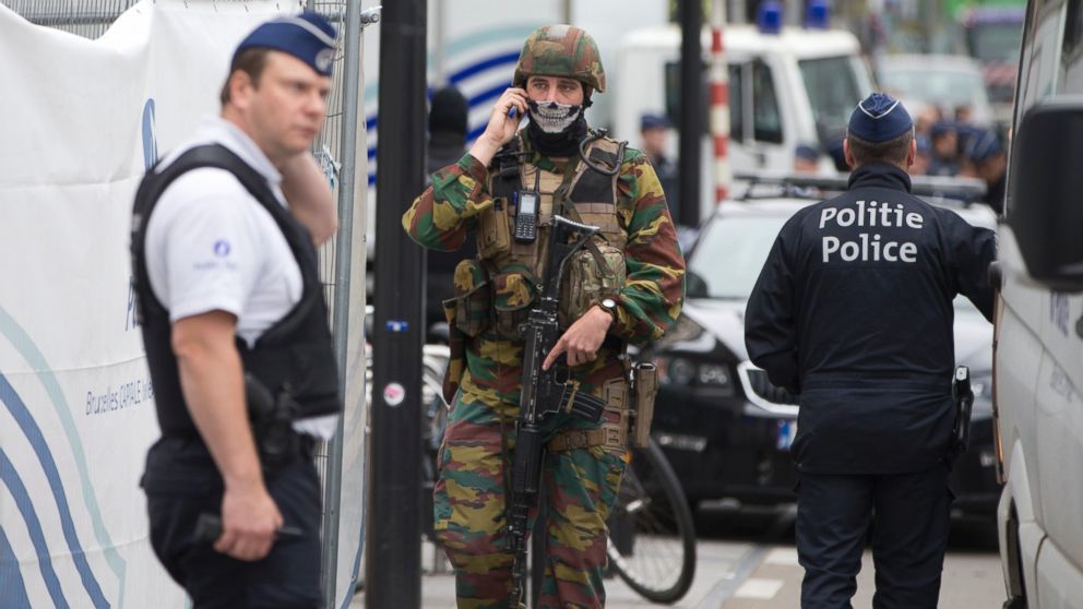 Belgian police and Belgian Army soldiers guard at the scene of a bomb alert on a major shopping street in Brussels on June 21, 2016. Belgian authorities took a man into custody early Tuesday following a pre-dawn security alert at a major shopping center in downtown Brussels.
