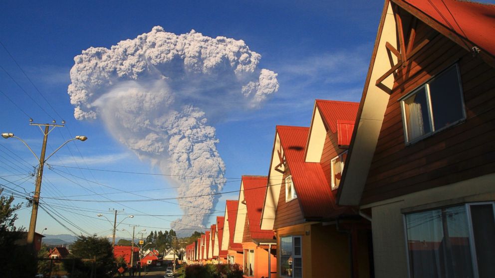 PHOTO: The Calbuco volcano is seen erupting from Puerto Varas, Chile, April 22, 2015.