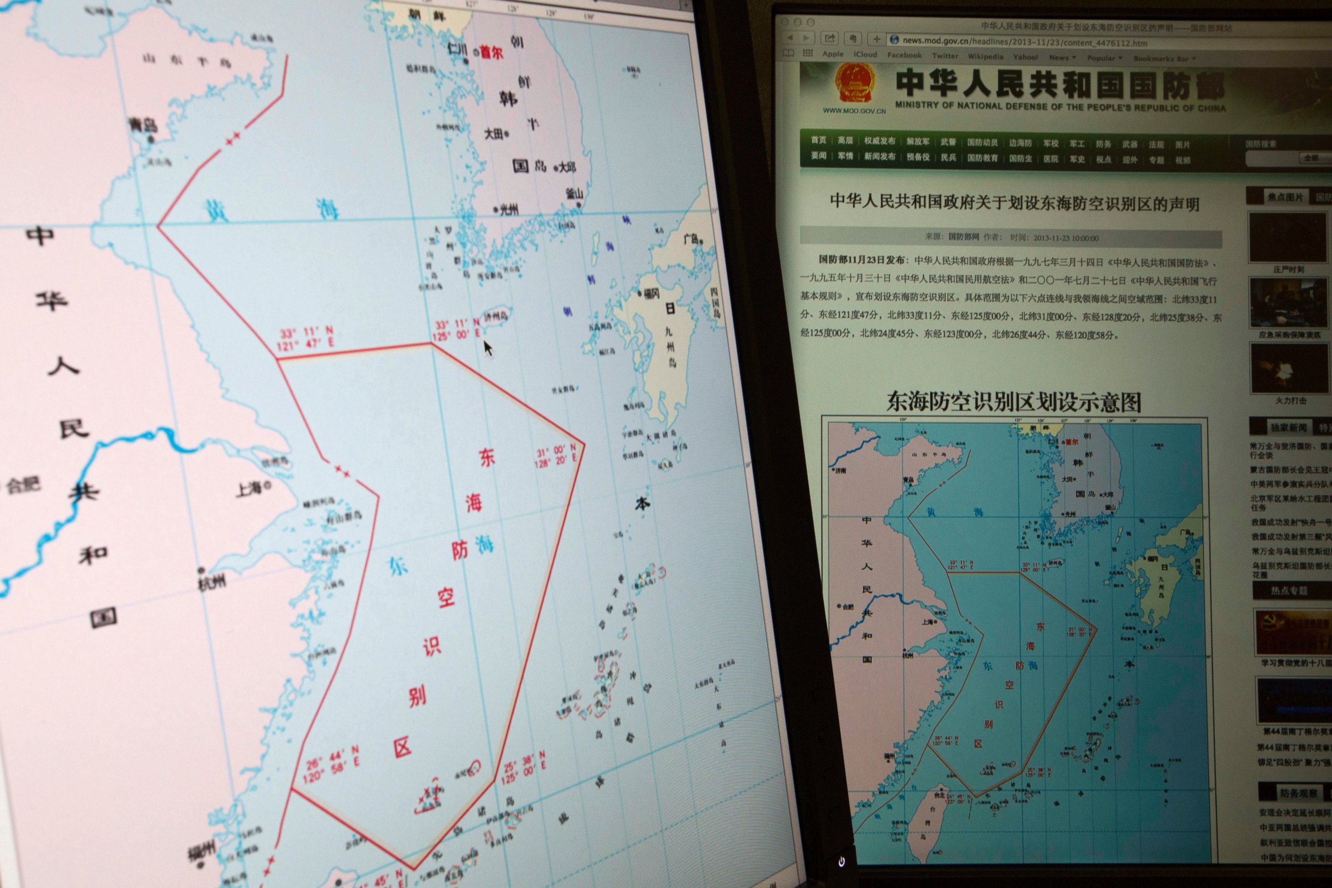 PHOTO: Computer screens, from the Chinese Ministry of Defense website, show a map with the outline of China's new air defense zone in East China, Nov. 26, 2013. The zone - includes a cluster of islands controlled by Japan but are also claimed by China .