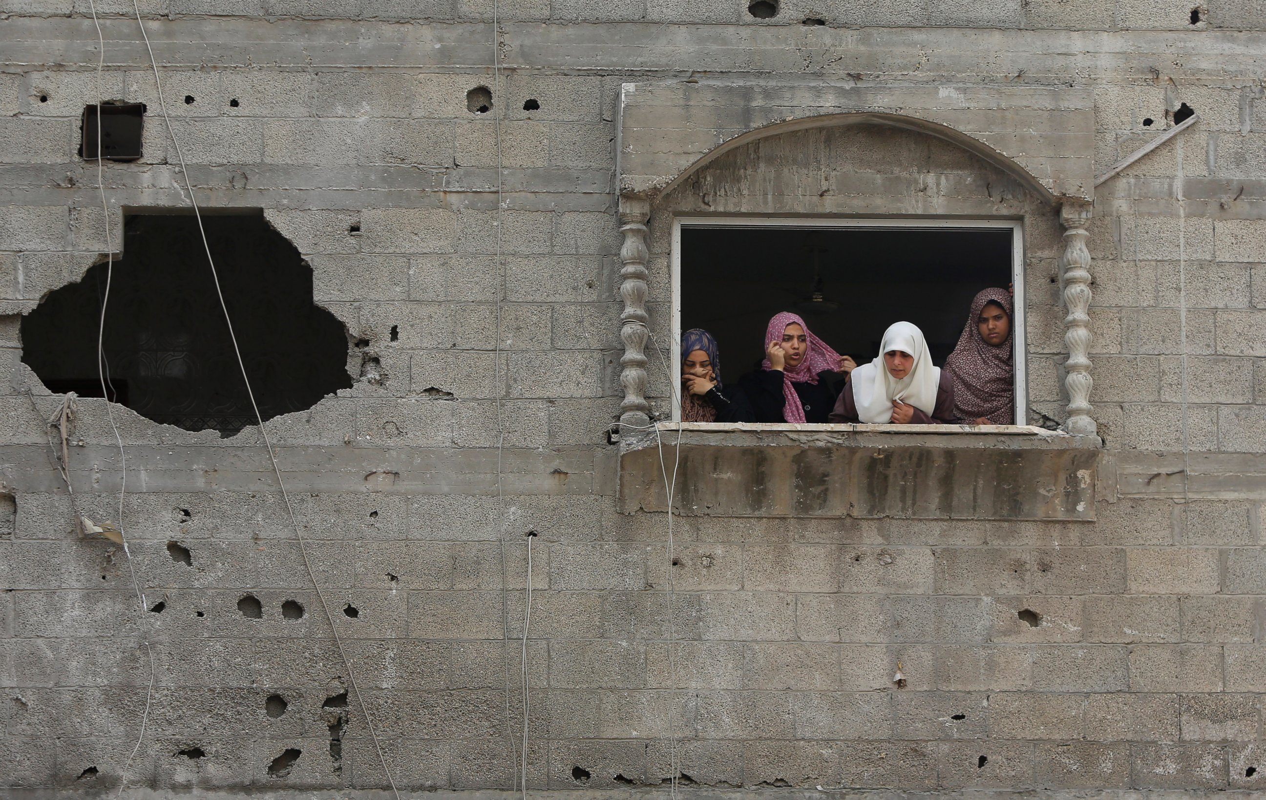 PHOTO: Palestinian women look at the al-Bakri family home destroyed by an Israeli strike in Gaza City, Aug. 4, 2014.