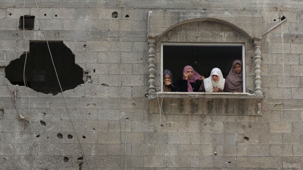 PHOTO: Palestinian women look at the al-Bakri family home destroyed by an Israeli strike in Gaza City, Aug. 4, 2014.