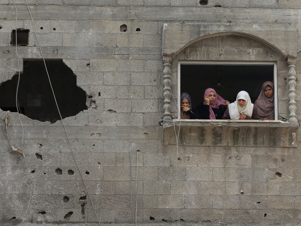 PHOTO: Palestinian women look at the al-Bakri family home destroyed by an Israeli strike in Gaza City, Aug. 4, 2014.