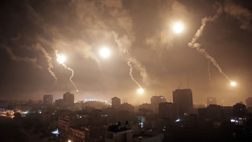 PHOTO: Israeli forces' flares light up the night sky of Gaza City, July 29, 2014.
