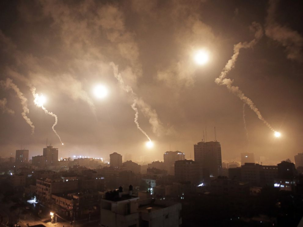 PHOTO: Israeli forces flares light up the night sky of Gaza City, July 29, 2014.