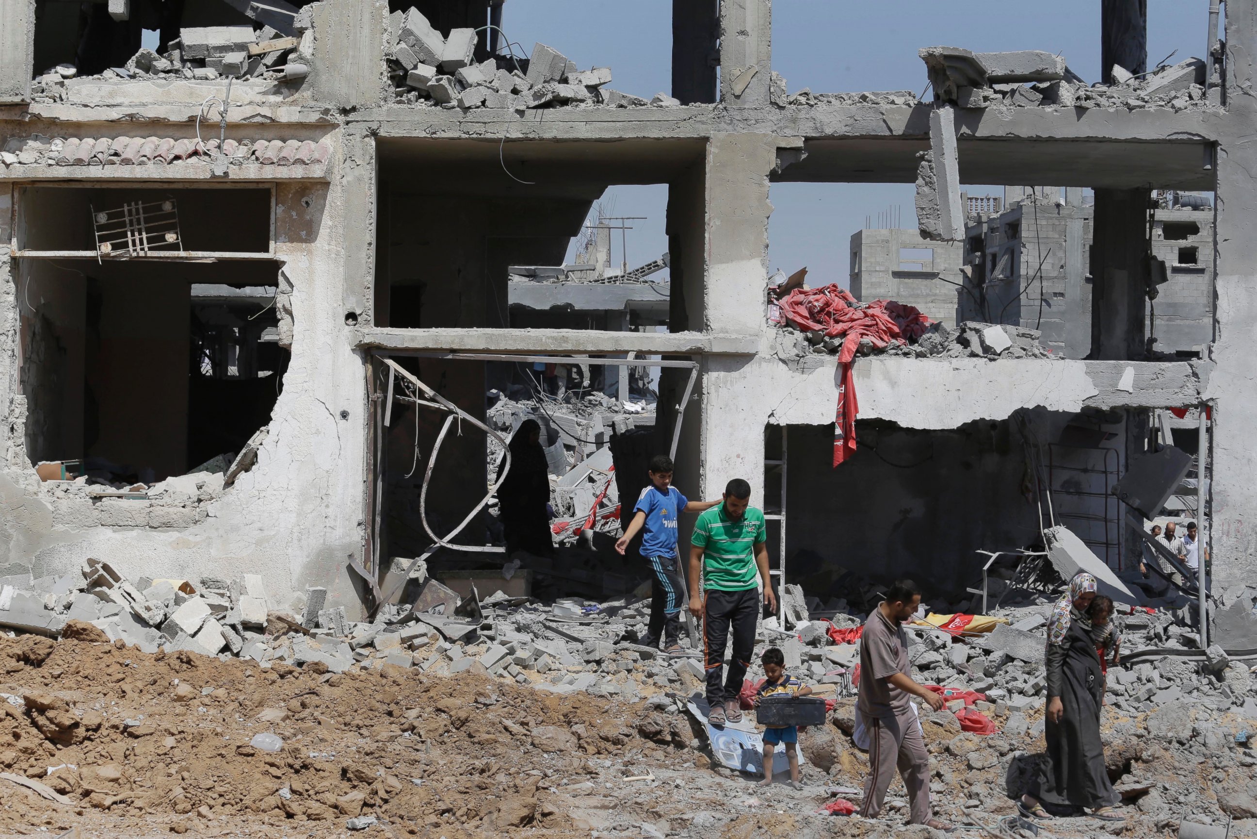 PHOTO: Palestinians carry their belongings after salvaging them from their destroyed house in the heavily bombed town of Beit Hanoun, Gaza Strip, Aug. 1, 2014.