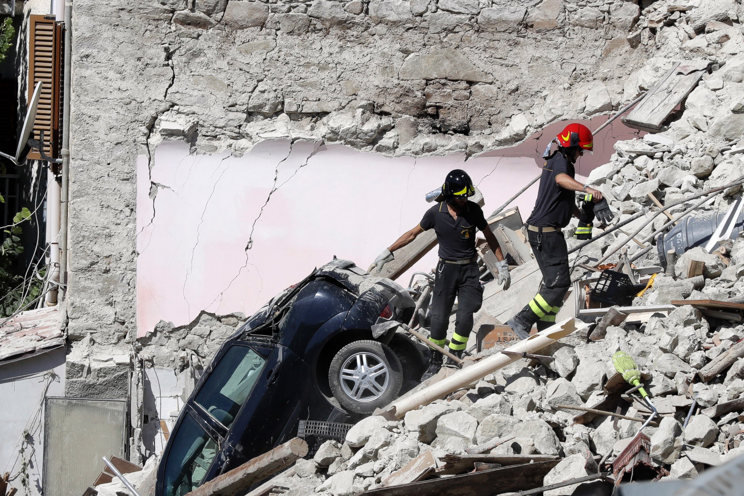 PHOTO: Rescuers make their way through destroyed houses following Wednesday's earthquake in Pescara Del Tronto, Italy, Thursday, Aug. 25, 2016. 