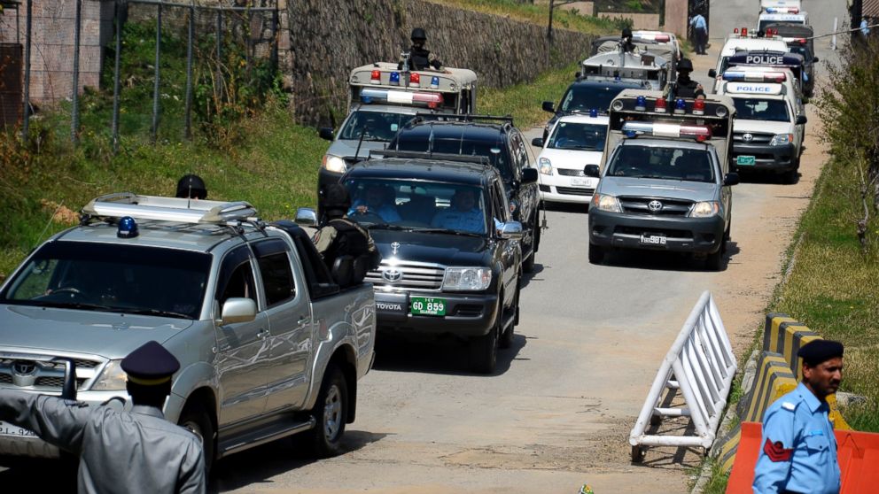 PHOTO: The convoy of former Pakistani President Pervez Musharraf escorted by paramilitary troops, leaves the special court in Islamabad, Pakistan, March 31, 2014.