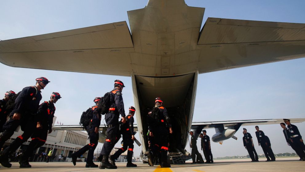 PHOTO: Thai military rescue team members board a plane at a military airport in Bangkok, Thailand, to assist in earthquake relief, April 28, 2015.