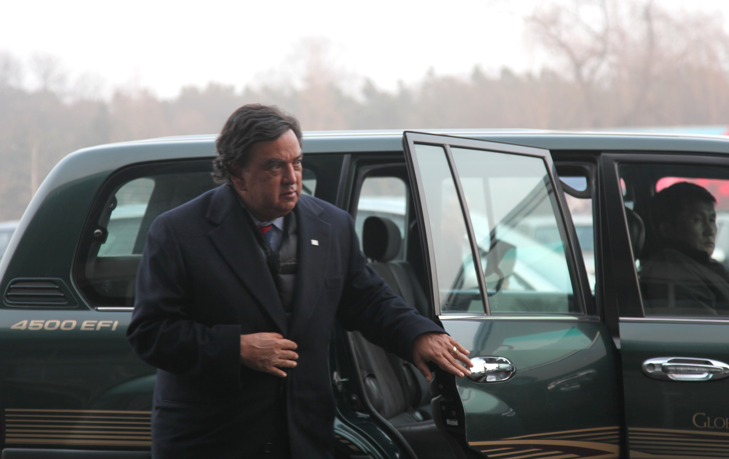 PHOTO: Former New Mexico Gov. Bill Richardson arrives at Pyongyang international airport in Pyongyang, capital of North Korea, on Dec. 20, 2010. 